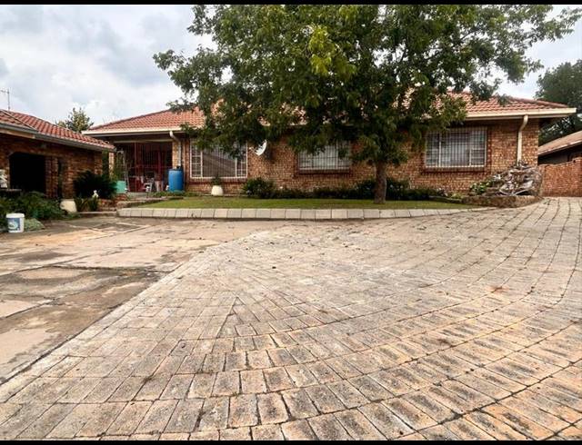 3 BEDROOM HOUSE FOR SALE IN STANFIELD HILL